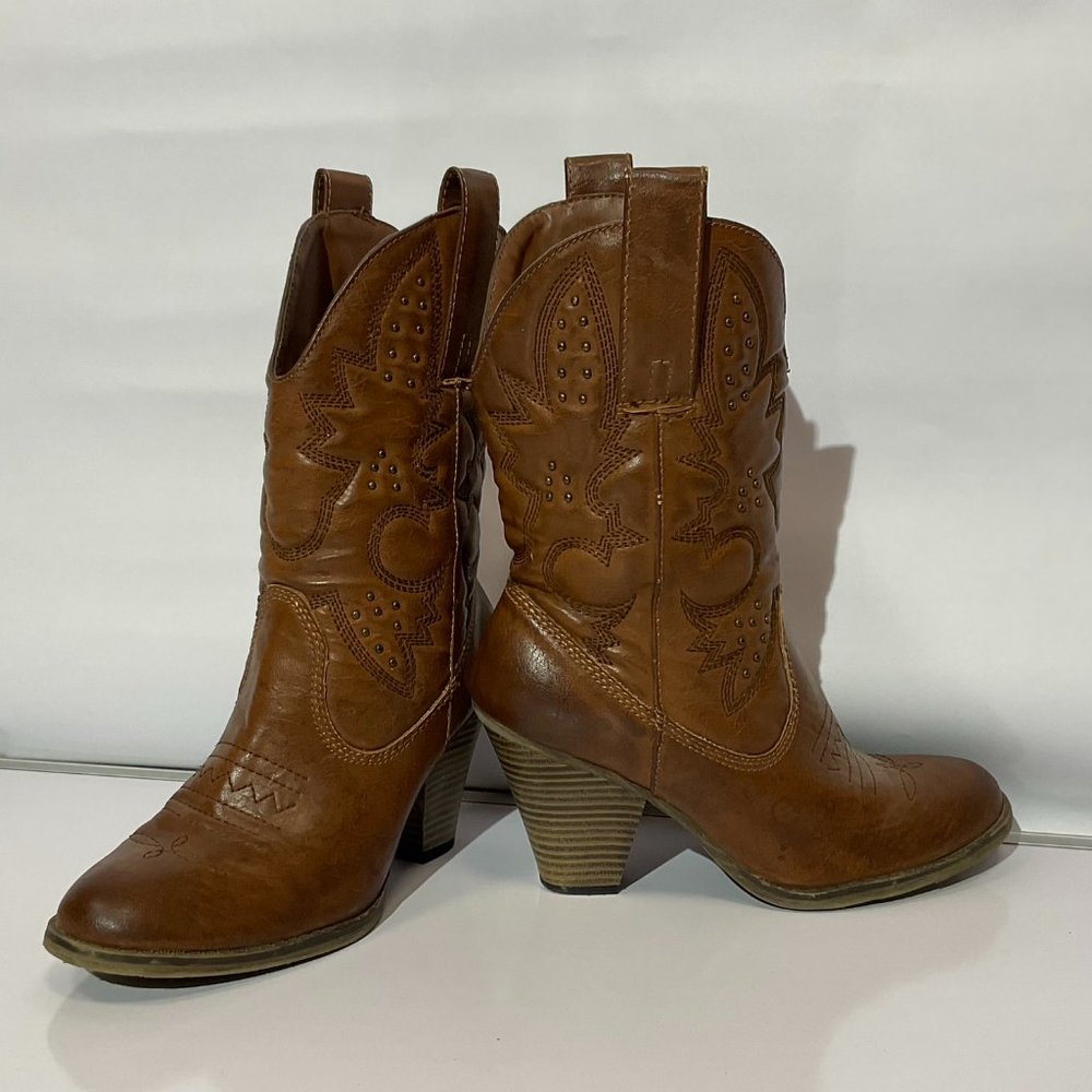 Size 6 brown western ankle boot with heel